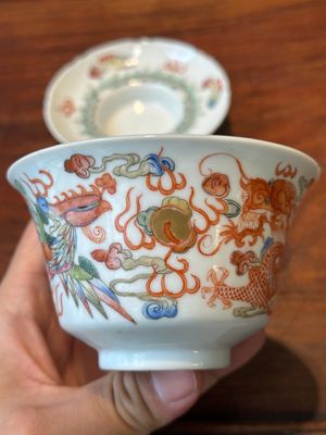 Vier Chinese famille rose dekselkommen, drie op onderschotel en een drakenkom, gesigneerd Wang Darong 王大榕, 19/20e eeuw — foto 77