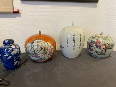 Vier Chinese famille rose en blauw-witte dekselpotten, 19/20e eeuw — foto 2