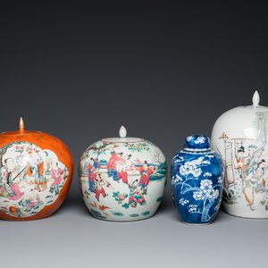 Vier Chinese famille rose en blauw-witte dekselpotten, 19/20e eeuw — foto 1