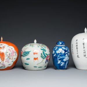 Vier Chinese famille rose en blauw-witte dekselpotten, 19/20e eeuw — foto 4