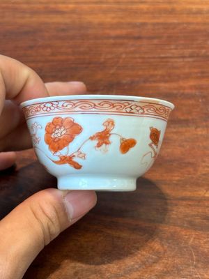 Vier Chinese famille rose en ijzerrode koppen en schotels, Yongzheng/Qianlong — foto 42