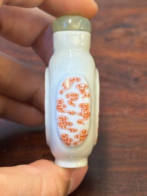Vier Chinese famille rose en ijzerrode snuifflessen, Qianlong en Yongzheng merk, 19/20e eeuw — foto 11