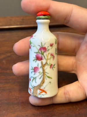Vier Chinese famille rose en ijzerrode snuifflessen, Qianlong en Yongzheng merk, 19/20e eeuw — foto 18