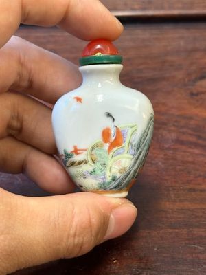 Vier Chinese famille rose en ijzerrode snuifflessen, Qianlong en Yongzheng merk, 19/20e eeuw — foto 2