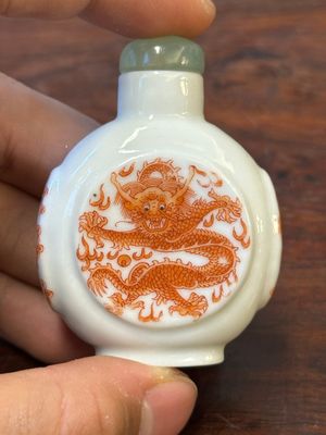 Vier Chinese famille rose en ijzerrode snuifflessen, Qianlong en Yongzheng merk, 19/20e eeuw — foto 10