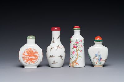 Vier Chinese famille rose en ijzerrode snuifflessen, Qianlong en Yongzheng merk, 19/20e eeuw