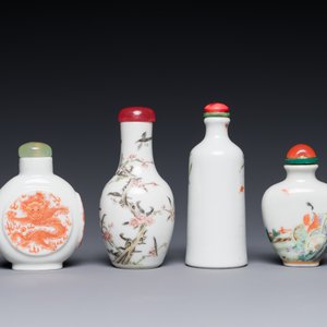 Vier Chinese famille rose en ijzerrode snuifflessen, Qianlong en Yongzheng merk, 19/20e eeuw — foto 2