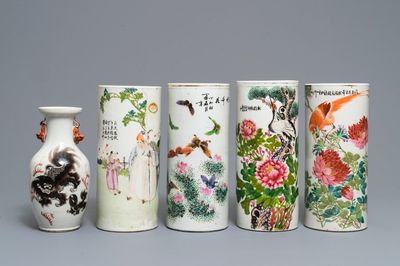 Vier Chinese famille rose en qianjiang cai hoedensteunen en een vaas, 19/20e eeuw