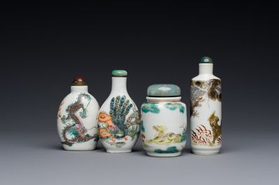 Vier Chinese famille rose en verte snuifflessen, 19e eeuw