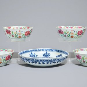 Vier Chinese famille rose kommen en een blauwwitte schotel voor de islamitische markt, 17/18e eeuw — foto 1