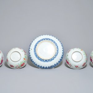 Vier Chinese famille rose kommen en een blauwwitte schotel voor de islamitische markt, 17/18e eeuw — foto 4