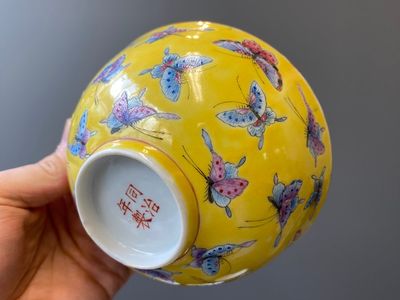 Vier Chinese famille rose kommen met vlinders op gele fondkleur, Tongzhi merk en periode — foto 9