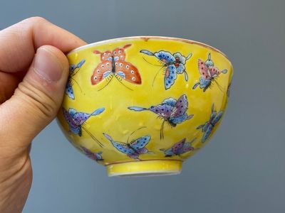 Vier Chinese famille rose kommen met vlinders op gele fondkleur, Tongzhi merk en periode — foto 10