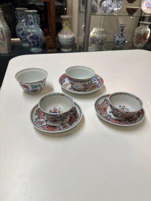 Vier Chinese famille rose kopjes en drie schotels met floraal decor, Yongzheng — foto 1