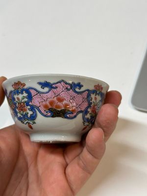 Vier Chinese famille rose kopjes en drie schotels met floraal decor, Yongzheng — foto 14