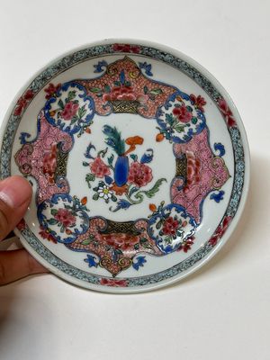 Vier Chinese famille rose kopjes en drie schotels met floraal decor, Yongzheng — foto 24