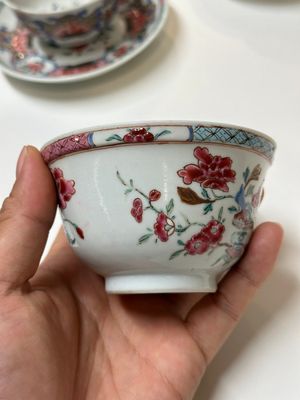 Vier Chinese famille rose kopjes en drie schotels met floraal decor, Yongzheng — foto 5