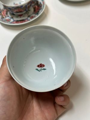 Vier Chinese famille rose kopjes en drie schotels met floraal decor, Yongzheng — foto 6