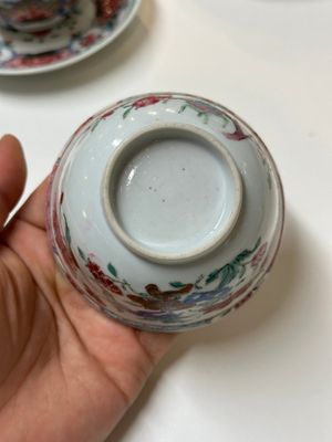 Vier Chinese famille rose kopjes en drie schotels met floraal decor, Yongzheng — foto 7