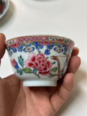 Vier Chinese famille rose kopjes en drie schotels met floraal decor, Yongzheng — foto 8