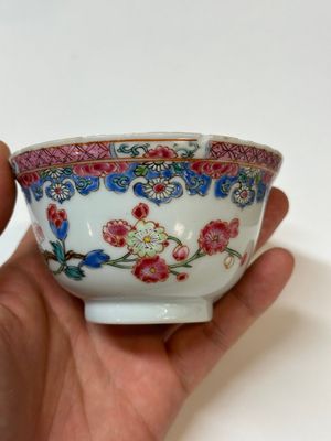 Vier Chinese famille rose kopjes en drie schotels met floraal decor, Yongzheng — foto 10