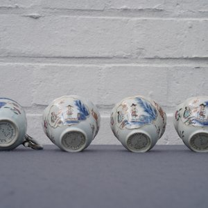 Vier Chinese famille rose koppen, drie schotels en een bord, Qianlong — foto 12