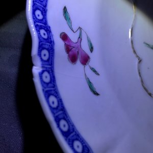 Vier Chinese famille rose koppen, drie schotels en een bord, Qianlong — foto 14