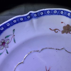 Vier Chinese famille rose koppen, drie schotels en een bord, Qianlong — foto 16