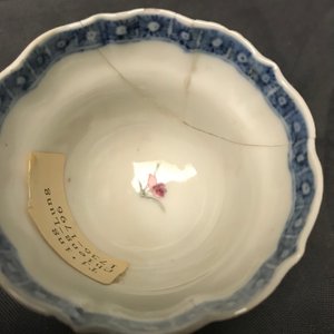 Vier Chinese famille rose koppen, drie schotels en een bord, Qianlong — foto 23