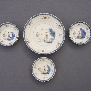 Vier Chinese famille rose koppen, drie schotels en een bord, Qianlong — foto 8