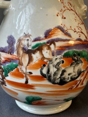 Vier Chinese famille rose koppen en schotels en een kan met decor van twee paarden, Qianlong — foto 15
