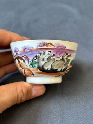 Vier Chinese famille rose koppen en schotels en een kan met decor van twee paarden, Qianlong — foto 20