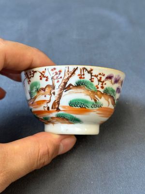 Vier Chinese famille rose koppen en schotels en een kan met decor van twee paarden, Qianlong — foto 22