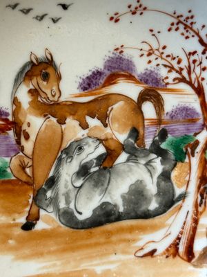 Vier Chinese famille rose koppen en schotels en een kan met decor van twee paarden, Qianlong — foto 28