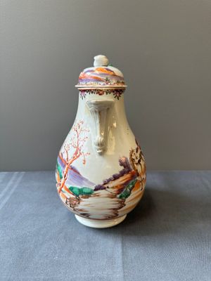 Vier Chinese famille rose koppen en schotels en een kan met decor van twee paarden, Qianlong — foto 3