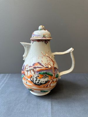 Vier Chinese famille rose koppen en schotels en een kan met decor van twee paarden, Qianlong — foto 4