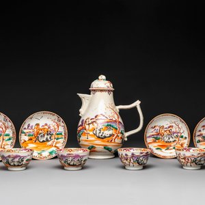 Vier Chinese famille rose koppen en schotels en een kan met decor van twee paarden, Qianlong — foto 1