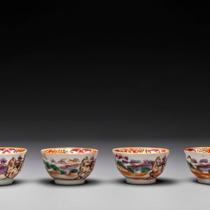 Vier Chinese famille rose koppen en schotels en een kan met decor van twee paarden, Qianlong — foto 12