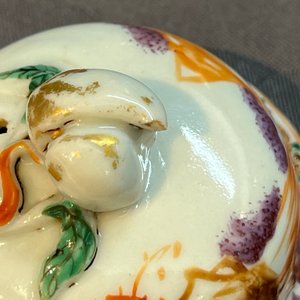 Vier Chinese famille rose koppen en schotels en een kan met decor van twee paarden, Qianlong — foto 17