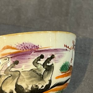 Vier Chinese famille rose koppen en schotels en een kan met decor van twee paarden, Qianlong — foto 19