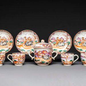 Vier Chinese famille rose koppen en schotels en een suikerpot met decor van twee paarden, Qianlong — foto 1