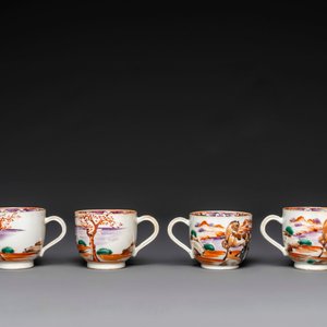 Vier Chinese famille rose koppen en schotels en een suikerpot met decor van twee paarden, Qianlong — foto 2