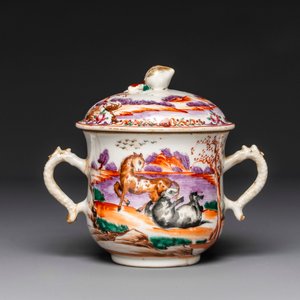 Vier Chinese famille rose koppen en schotels en een suikerpot met decor van twee paarden, Qianlong — foto 7