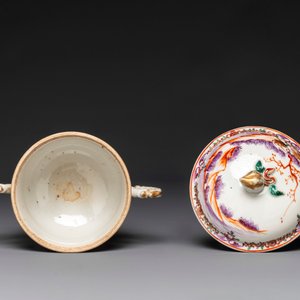 Vier Chinese famille rose koppen en schotels en een suikerpot met decor van twee paarden, Qianlong — foto 9