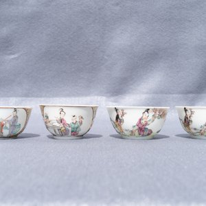 Vier Chinese famille rose koppen en schotels met mandarijns decor, Qianlong — foto 11