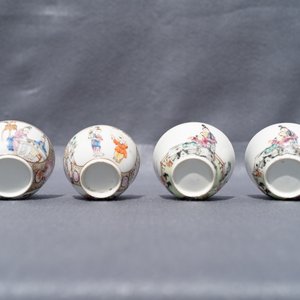 Vier Chinese famille rose koppen en schotels met mandarijns decor, Qianlong — foto 13