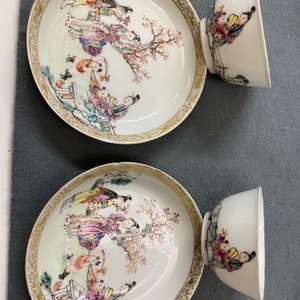 Vier Chinese famille rose koppen en schotels met mandarijns decor, Qianlong — foto 14