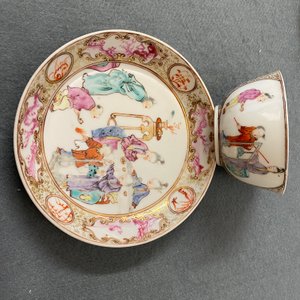 Vier Chinese famille rose koppen en schotels met mandarijns decor, Qianlong — foto 28