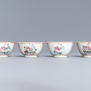 Vier Chinese famille rose koppen en schotels met mandarijns decor, Qianlong — foto 4