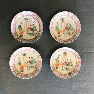 Vier Chinese famille rose koppen en schotels met mandarijns decor, Qianlong — foto 10